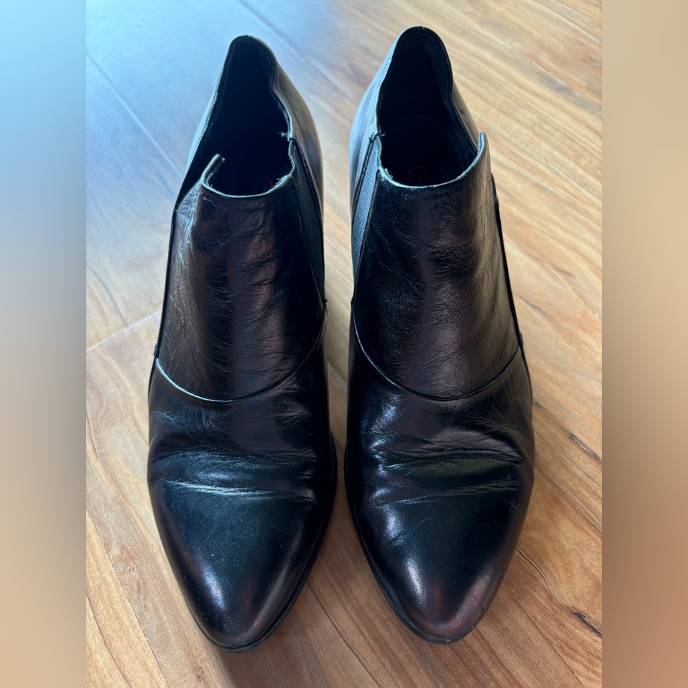 Everybody Sleek Black Leather Ankle Booties w/brown heal